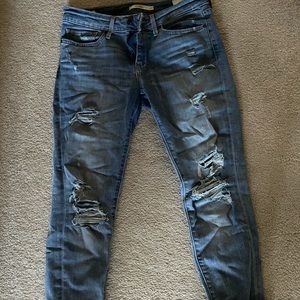 LEVI’S RIPPED JEANS